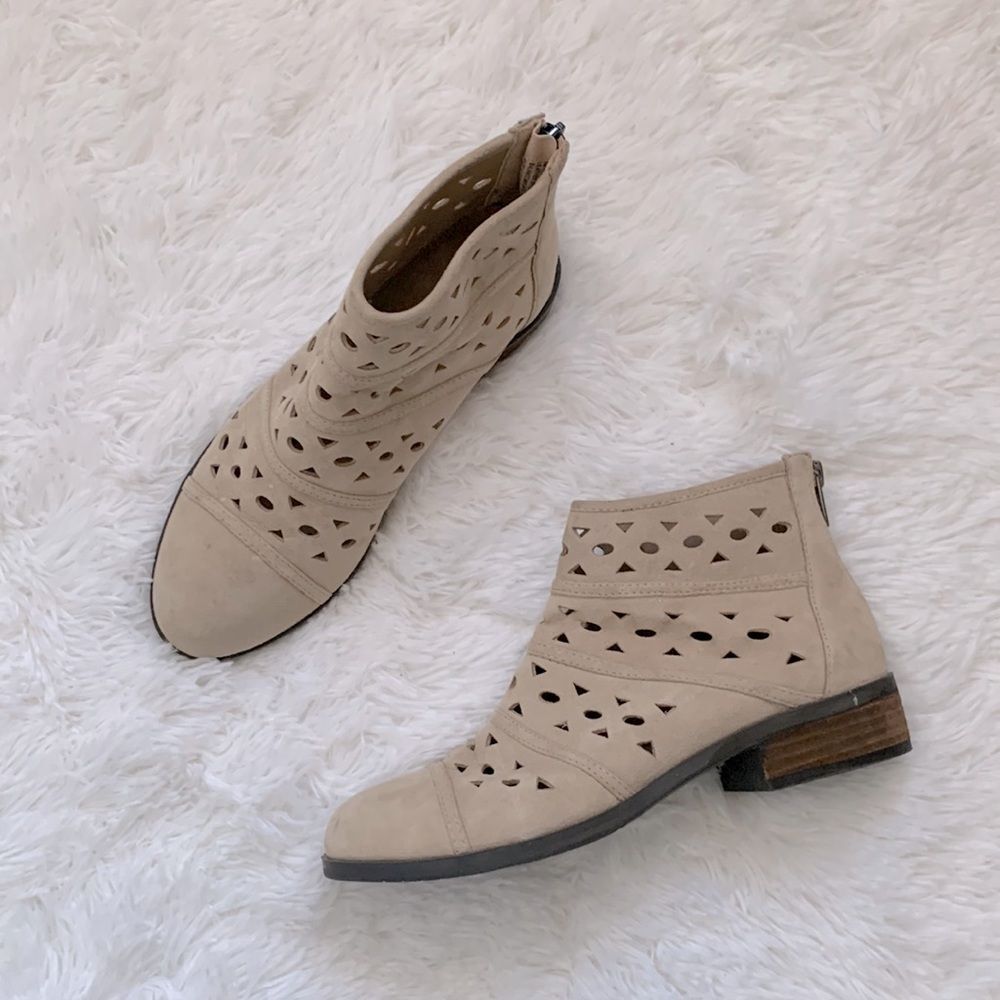 Array Portland Suede Leather Laser Cutout Ankle Boots Booties Sand Tan Sz 7